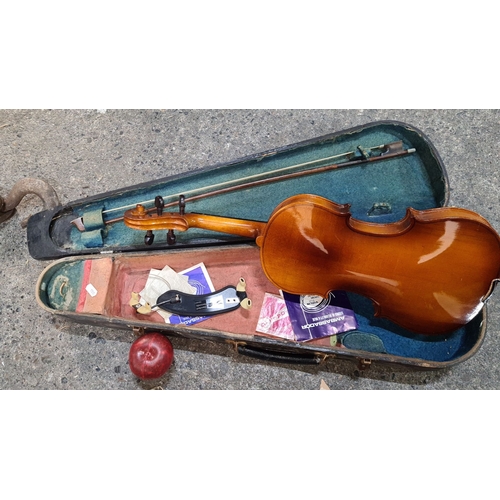 1092 - Violin with wooden body and bow in vintage hard case, includes shoulder rest and spare strings.