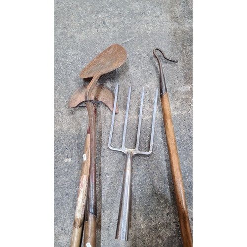 1095 - Set of vintage agricultural tools, including a wooden-handled hoe, garden fork, and metal-tipped hoo... 