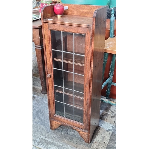 1141 - Star lot :A vintage Oak glass-front cabinet with three shelves, in classic Arts and Crafts style.