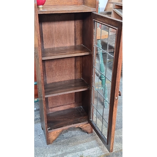 1141 - Star lot :A vintage Oak glass-front cabinet with three shelves, in classic Arts and Crafts style.