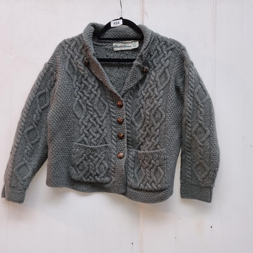 454 - An 'Aran crafts Ireland' 100% merino wool, made in Ireland Teal Cardigan with pockets. 
Size: XL
RRP... 