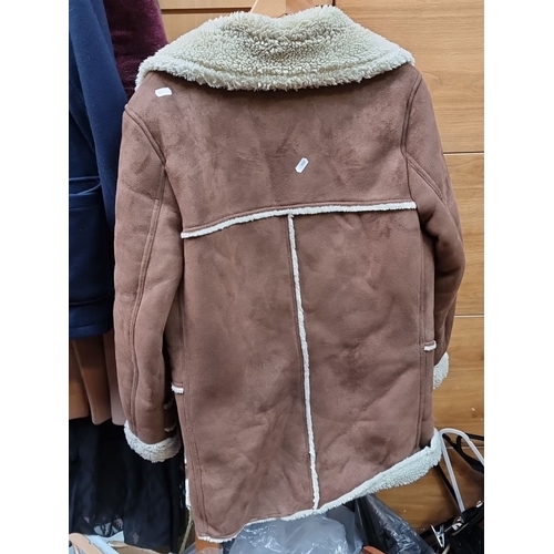 1303 - Brown shearling-style coat with faux fur lining. Size M.
Previous in auction on 14.11.24 with Lot no... 