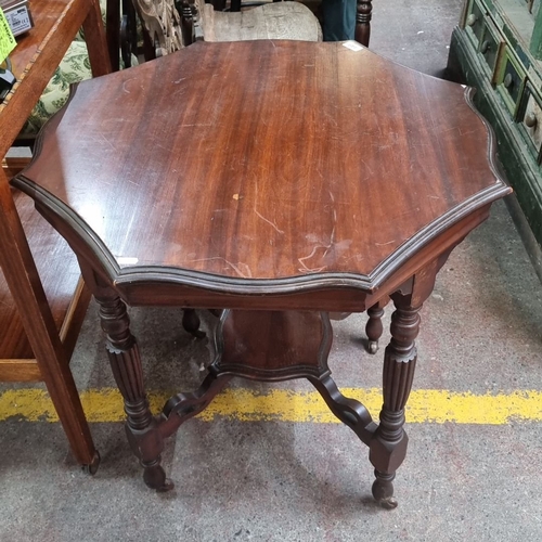 1361 - Victorian mahogany occasional table with turned legs and hexagonal top.
Previous in auction on 7.11.... 