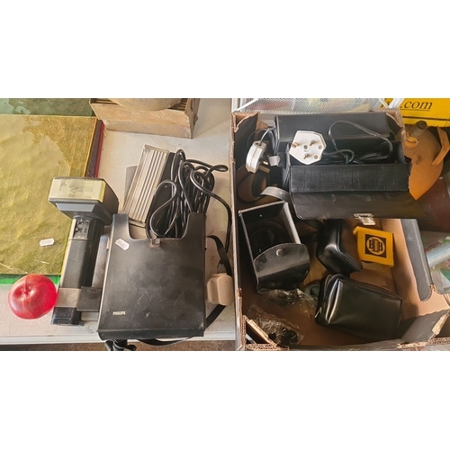 1390 - Vintage Philips camera flash and accessory set, including power cables and additional soft cases.
Pr... 