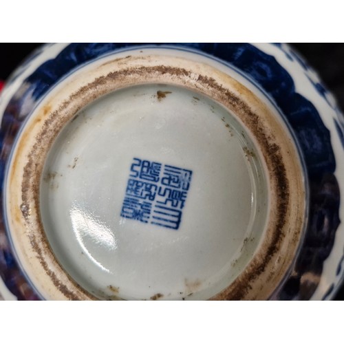 209 - A very pretty Qianlong Dynasty style blue and white Chinese porcelain vase. With seal to base.