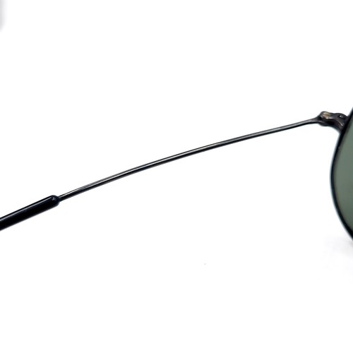 623 - A pair of Ray-Ban aviator sunglasses. Comes with Ray-Ban case.