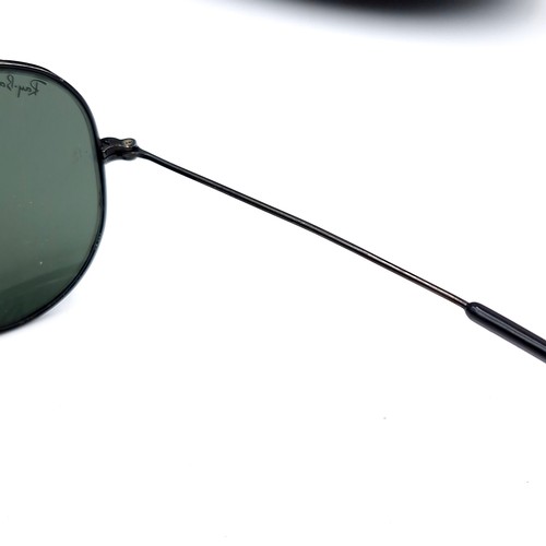 623 - A pair of Ray-Ban aviator sunglasses. Comes with Ray-Ban case.