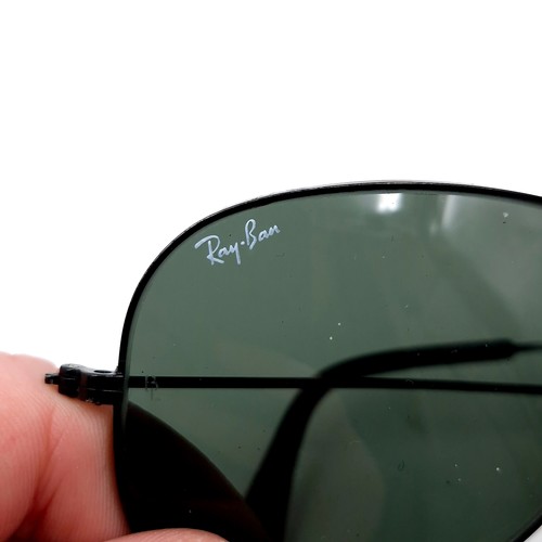 623 - A pair of Ray-Ban aviator sunglasses. Comes with Ray-Ban case.