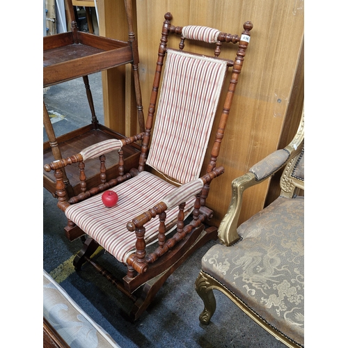 496 - A fabulous antique Edwardian rocking chair in the American style. Features elaborately bobbins throu... 