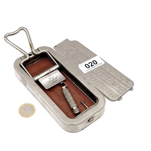 20 - A Rolls Razor set 1927 with enclosed razors and carry case.