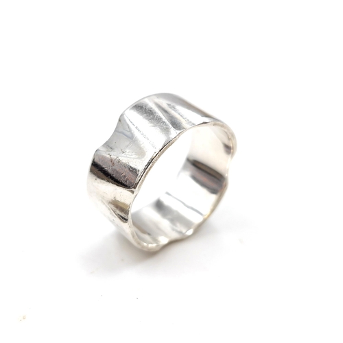 533 - A hallmarked 925 silver ring. Size - W. Weight - 7.56 grams.