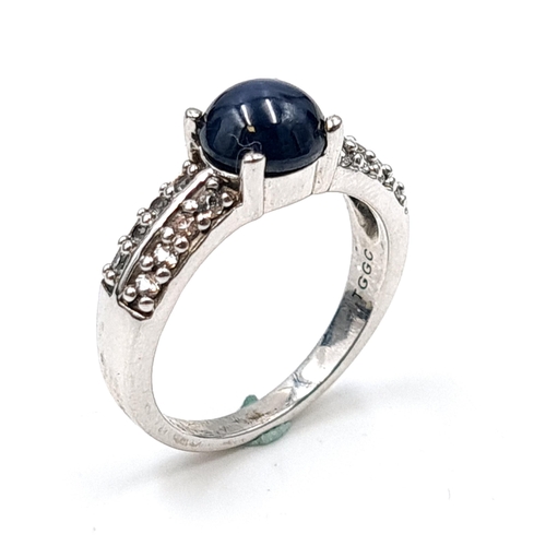 556 - A cabochon kyanite stone ring with dimpled raised mount set in sterling silver. Size - O. Weight - 3... 