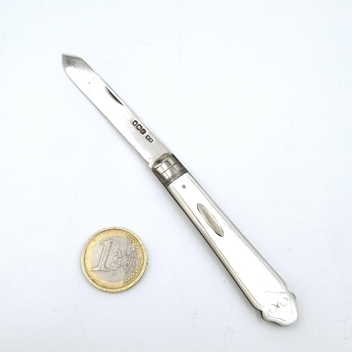 565 - A silver hallmarked bladed pen knife hallmarked Sheffield - 1898 set with Mother of Pearl handle. It... 