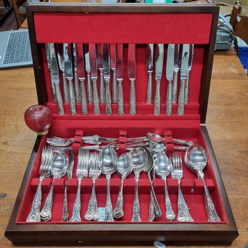 Star Lot : A large vintage Newbridge, Kings Pattern  cutlery canteen comprising of knives, spoons and forks. In excellent looks like unused condition. New sets of this size are in excess on €1100