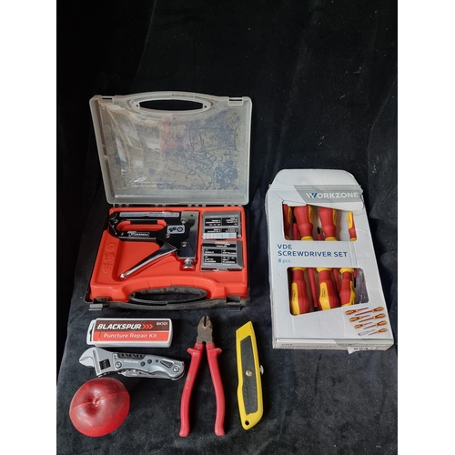 824 - A selection of handy tools including an 8 piece VDE screwdriver set and a puncture repair kit.