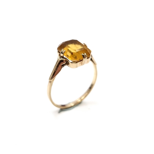 984 - A pretty amber quartz ring set in nine carat gold. Stamped 9ct to inner band. Ring size N. Total wei... 