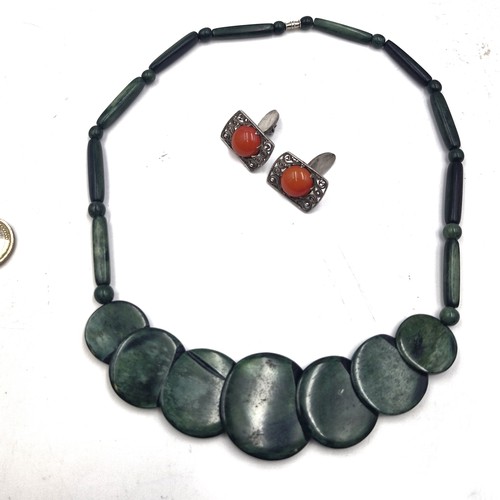 999 - A Malachite Collaret with a screw clasp. Length of necklace - 52cm. Total weight - 52 grams. Along w... 