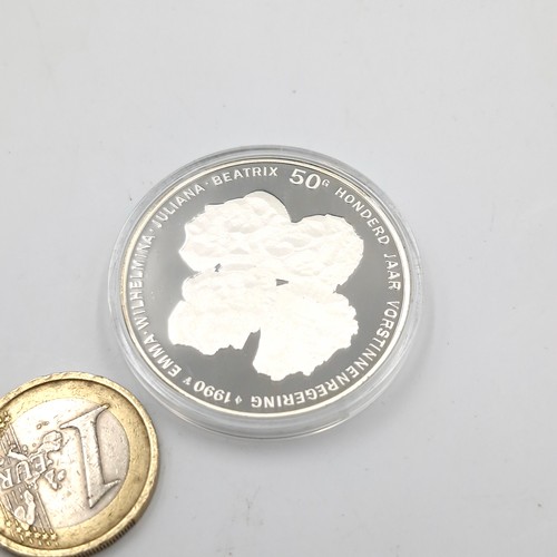 513 - An encapsulated 50 grams 925 dutch silver coin dated 1990. Boxed.