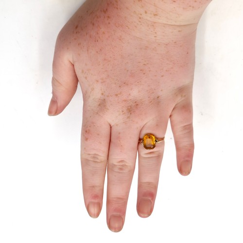 984 - A pretty amber quartz ring set in nine carat gold. Stamped 9ct to inner band. Ring size N. Total wei... 