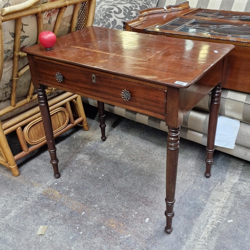 706 - A neatly sized victorian mahogany side table / desk features large pull out drawer to front and nice... 