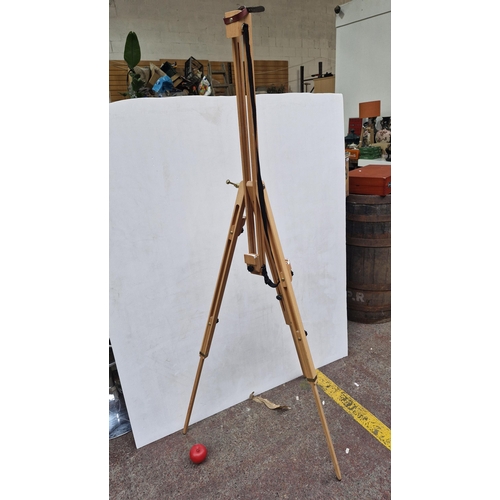 721 - A good quality solid wood artist easel with brass lever.