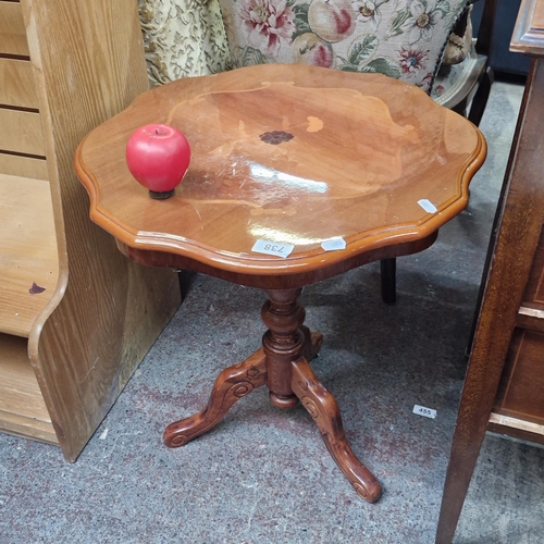 738 - A very pretty vintage side table featuring a pie crust rim, floral marquetry, a turned wood support ... 