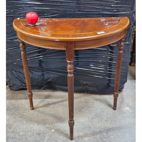 717 - An elegant demi loom side / console table featuring string inlay and reeded column legs.