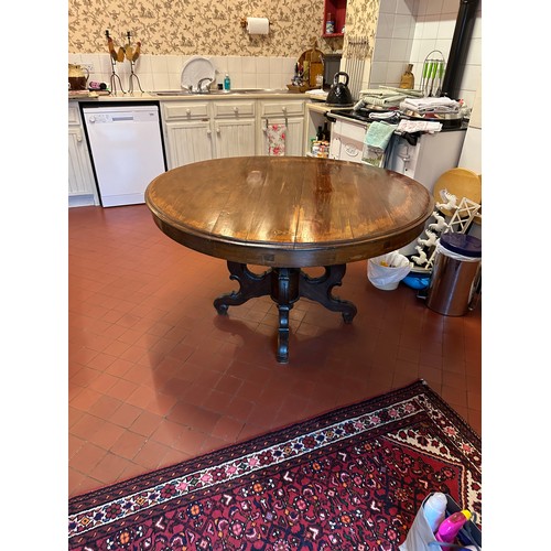 1433 - Start Lot : A super flame mahogany round breakfast table with a lovely coloured grain top and handso... 