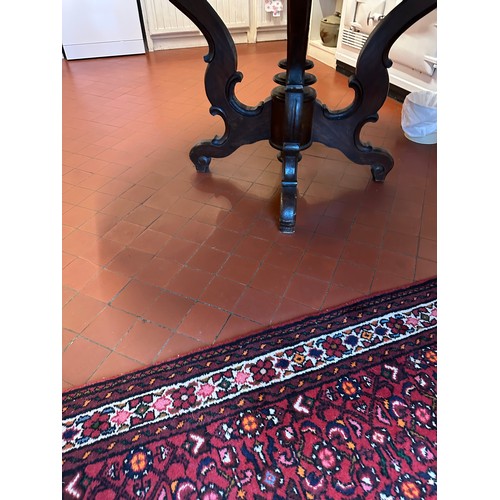 1433 - Start Lot : A super flame mahogany round breakfast table with a lovely coloured grain top and handso... 