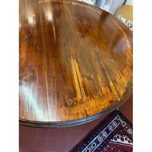 1433 - Start Lot : A super flame mahogany round breakfast table with a lovely coloured grain top and handso... 