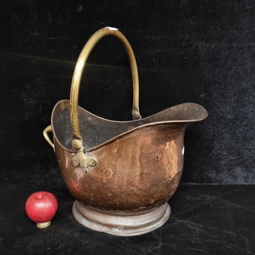 231 - A superb Victorian hammered copper and brass coal scuttle featuring large brass handle.