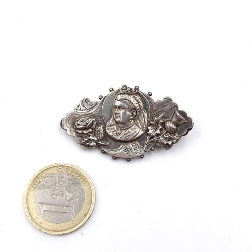 25 - An interesting Victoriana Silver brooch set with English & Scottish motifs. Dimensions: 4.5 x 2.5 cm... 