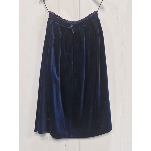 1224 - Deep blue velvet skirt with pleated design and zipper closure aged 14 years.
Previous in auction on ... 