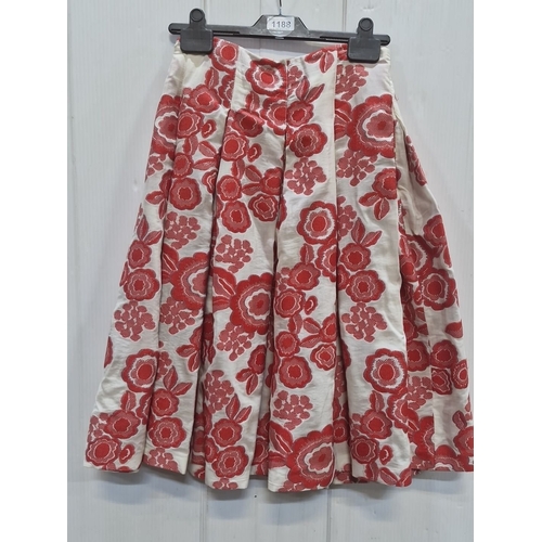 1226 - DAKS London floral skirt, size UK 10, red and white pattern, made in Italy from fabric.
Previous in ... 