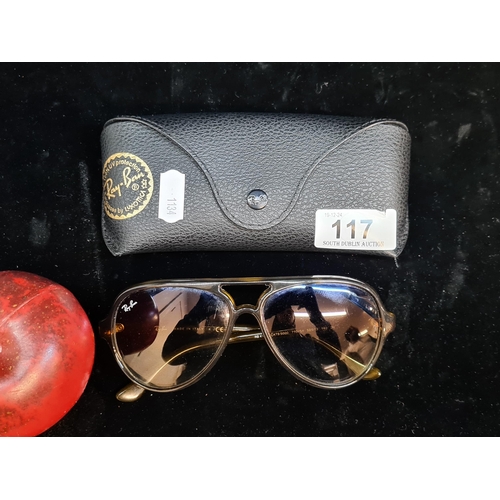 117 - A pair of classic Ray-Ban designer aviator sunglasses model RB 4125 CATS 5000. Featuring brown gradi... 