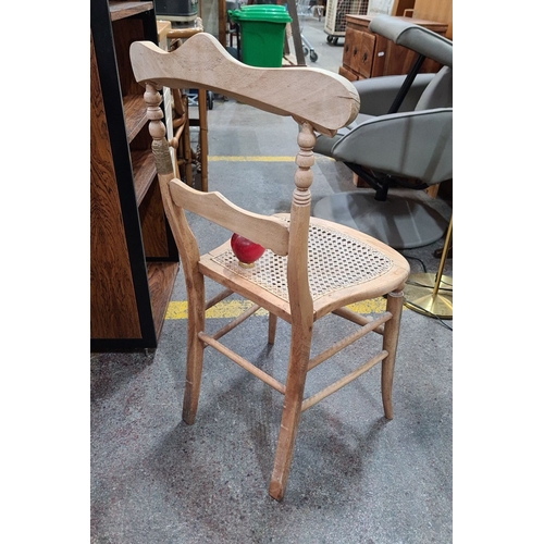 424 - An elegant antique chair with caned seat and carved backrest. From the early 20th century.