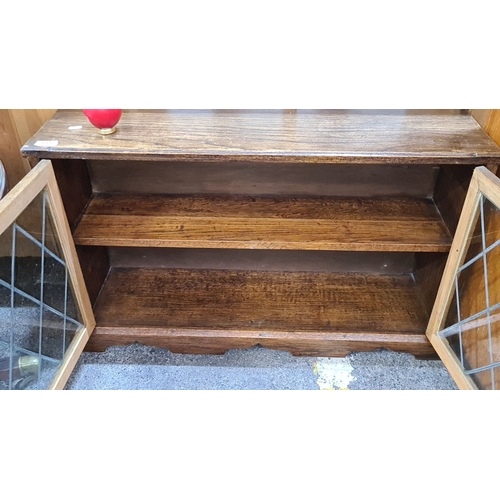 444 - Vintage oak display cabinet with leaded glass doors, from the mid-20th century. Sturdy shelves. Time... 