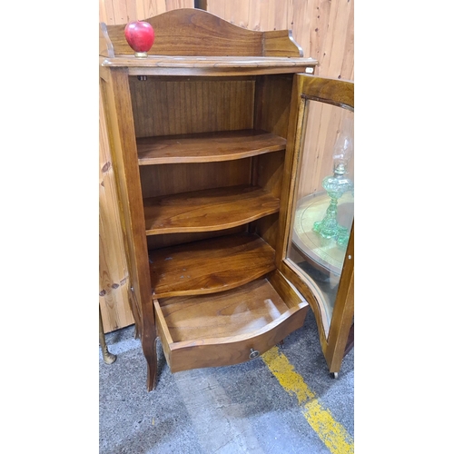 450 - Star Lot : Antique oak display cabinet from the early 20th century, featuring curved glass door, thr... 