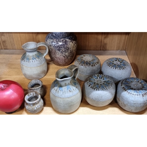 462 - A lovely selection of 8 Irish hand thrown studio pottery pieces by Dun Caoin c.1970s including two p... 