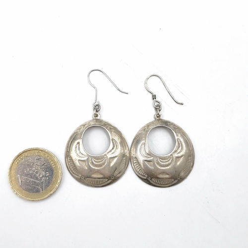 573 - A pair of sterling silver navajo drop earrings - suitable for pierced ears. Total weight - 9.66 gram... 