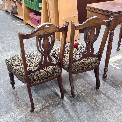 992 - Pair of pretty Victorian mahogany side chairs from the 19th century. Ornately carved backs with flor... 