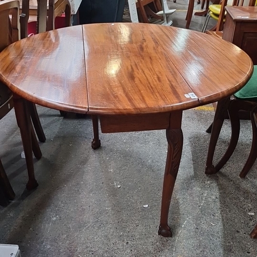 997 - Star lot : Antique mahogany drop-leaf table, circa 1930s. Features carved cabriole legs. Dimensions:... 