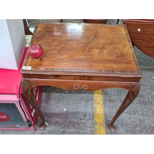 999 - Mahogany side table, from the early 20th century, features carved shell motifs and cabriole legs. Di... 