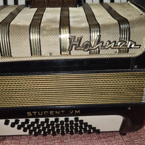 617 - A beautiful Hohner Student VM accordion with hard shell travel case. Lovely piece.