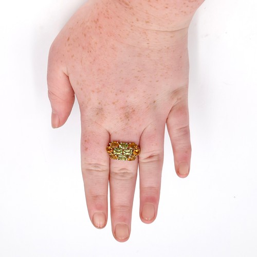 19 - A very pretty peridot and citrine gemstone ring set in sterling silver. Size - R. Weight - 5.99 gram... 