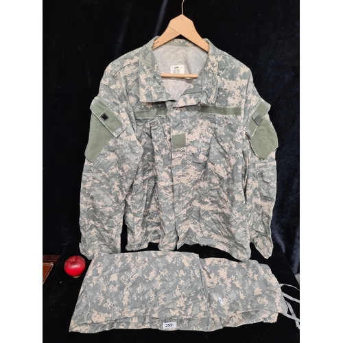 255 - An army combat uniform. Size Medium, Waist Size 31-35 In.