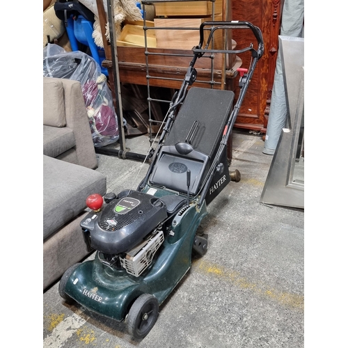 946 - Star Lot : A high quality Briggs Stratton 'Harrier 41' Hatter Petrol Lawn Mower.
RRP: €1069.00 on mo... 