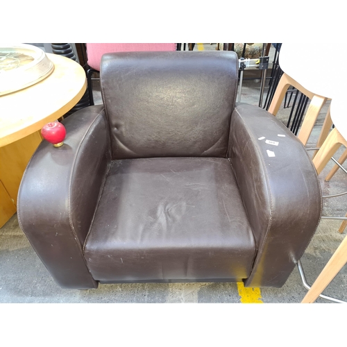 981 - A stylish and extremely comfortable brown leather cub chair.
Previous in auction on 24.12.24 with Lo... 