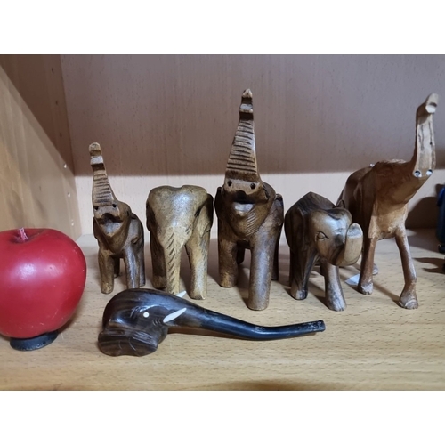 1000 - Collection of hand-carved wooden elephants, polished finish.
Previous in auction on 24.12.24 with Lo... 