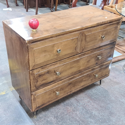 1053 - A lovely vintage wooden chest of drawers. Features three good sized pull out drawers with brass tone... 